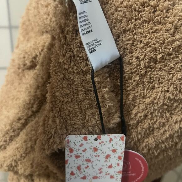 NWT FREE PEOPLE ANTHROPOLOGIE TAUPE HAT &‎ SCARFT SET - Picture 3 of 8